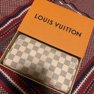 Authentic Louis Vuitton zippy wallet in DA